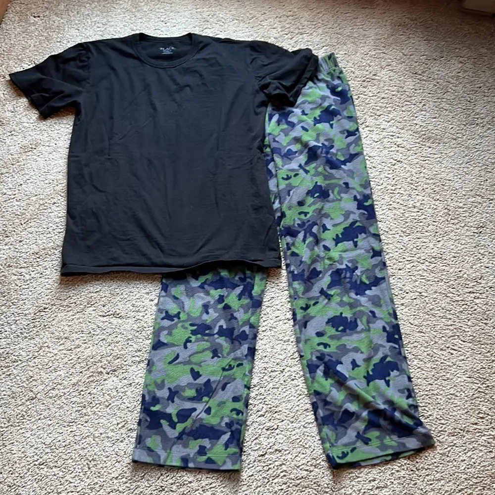 Youth boys size 14-16 Camouflage boys pajama set.